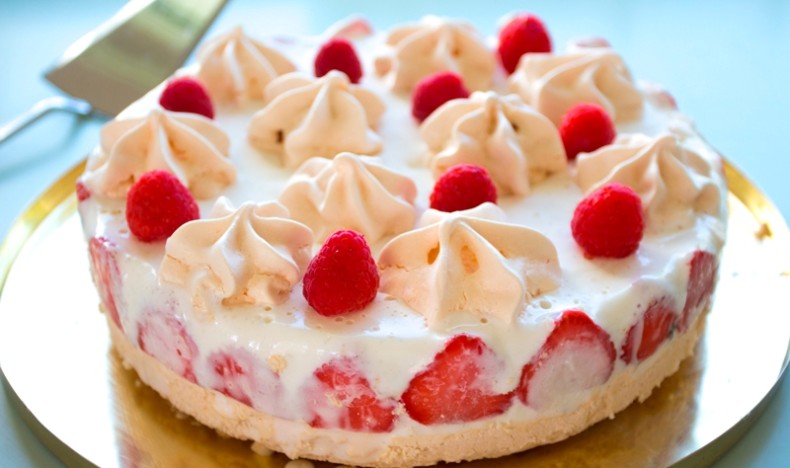 Iskake med marengs, bær og salte karamell-nøtter Iskake med marengs, bær og salte karamell-nøtter